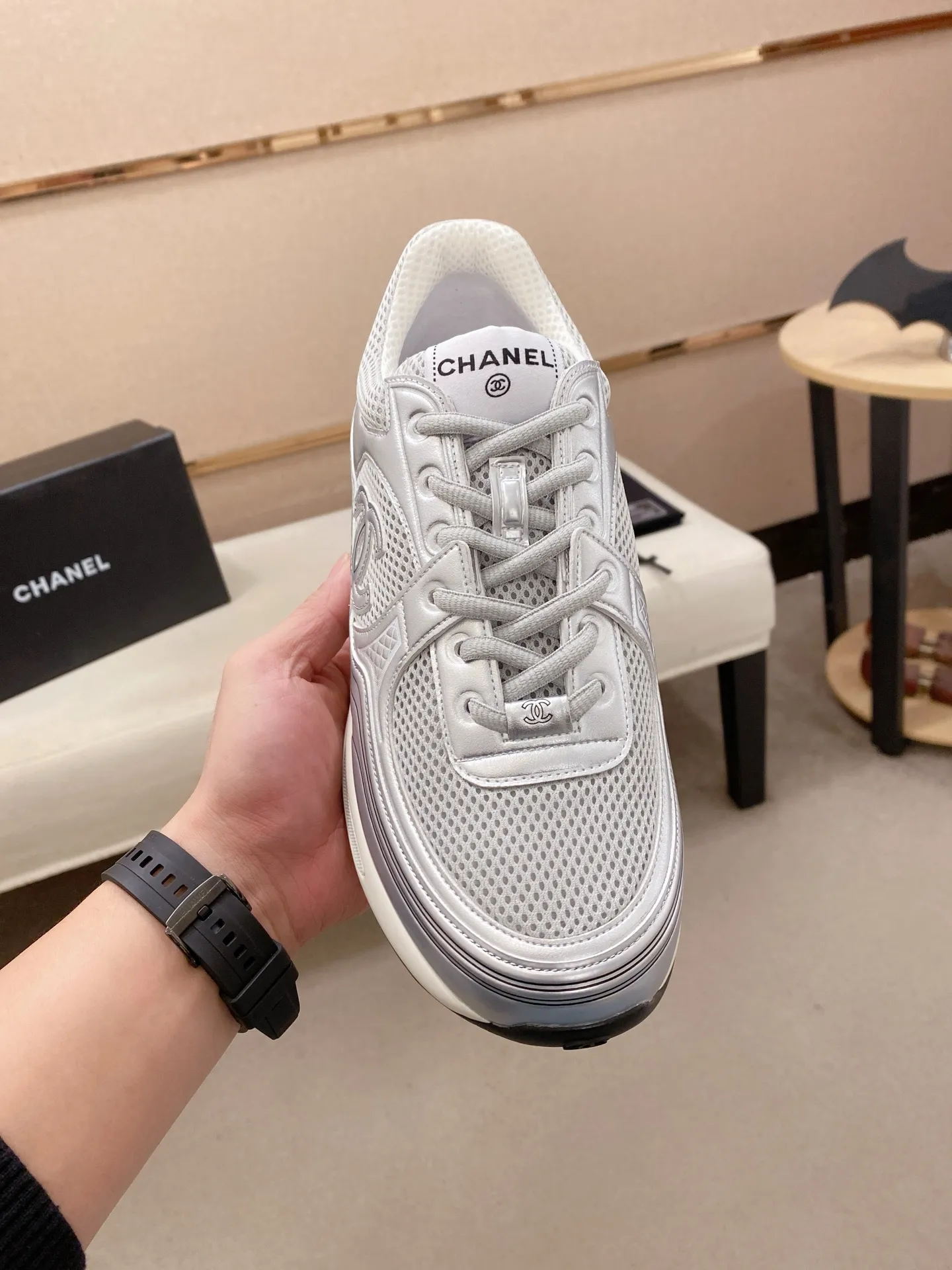 Factory price: 620💰 Chanel Chanel - 2026 counter top casual sports shoes This classic design; the upper is electro-embroidered with a variety of techniques; the outsole is fashionable and sporty; the extraordinary inclusion of a variety of color matching elements... The diversified mix and match is very beautiful and versatile, casual, fashionable, sports and outdoor can be taken into account... ꫛꫀꪝ Go➫ Material: ❶Upper is made of: Original imported high-mercerized smooth cow suede + special anti-mesh fabric ❷Inner use: original imported breathable mesh ❸Outsole based on: original TPU combination outsole Full set of boutique packaging for women 35–41 men 38-45